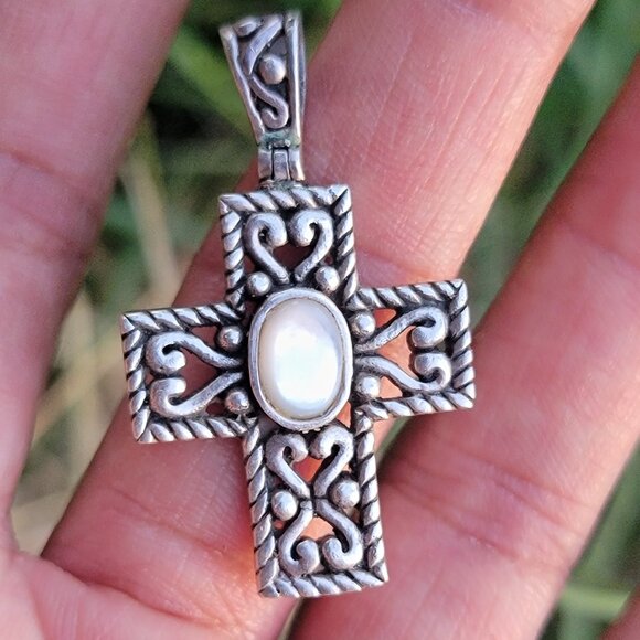 A stunning high-quality solid 925 sterling silver cross featuring an oval center - Picture 1 of 16